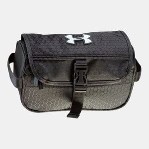 Nwt Ua Hanging Toiletry Kit 